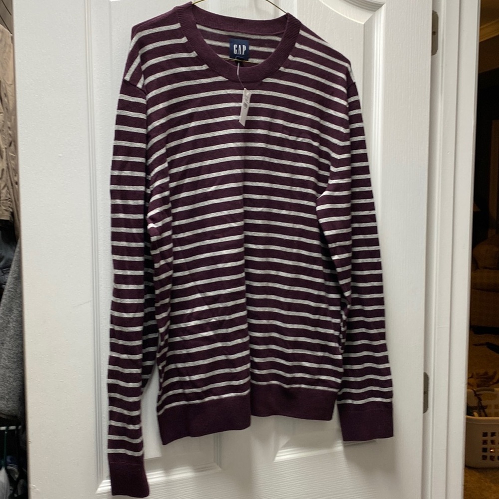 Men’s NWT Gap sweater